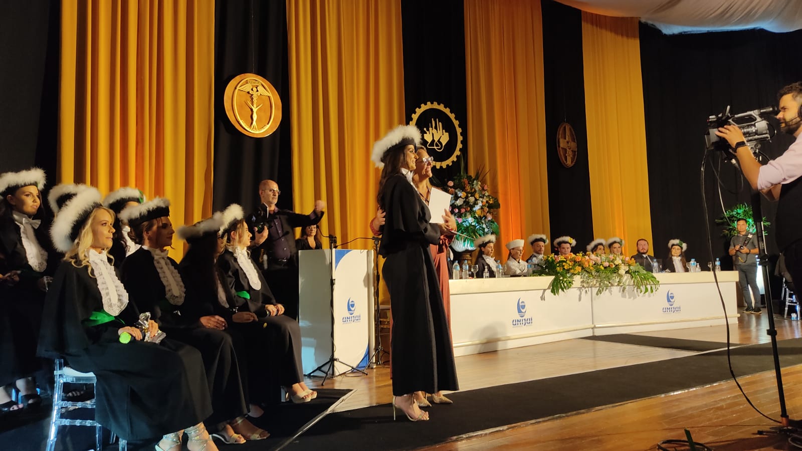 A Engenheira Civil Franciele Tais Fridhein, inspetora-chefe de Iju&iacute;, entregou &agrave; Engenheira Qu&iacute;mica Gabriela do Nascimento Vieira o m&eacute;rito